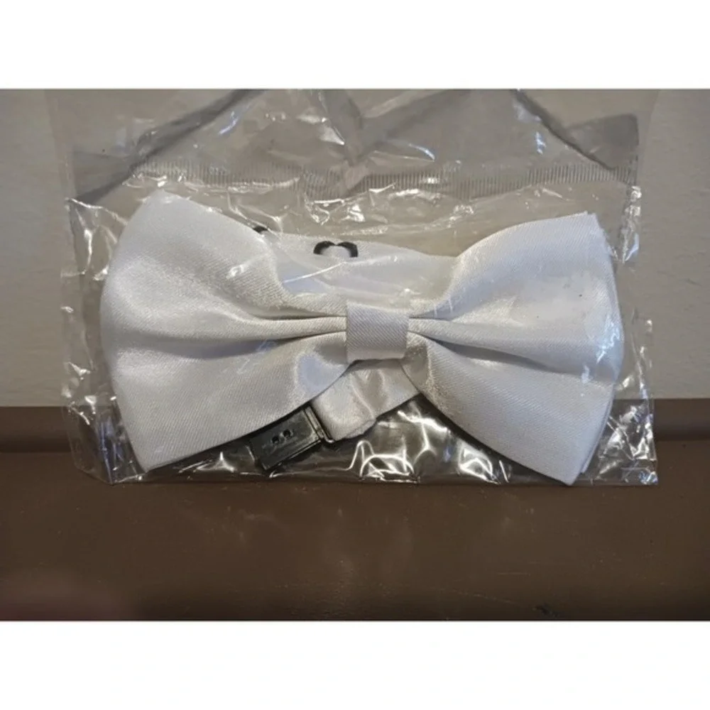 Adjustable Boys' or Young Men's Pre-tied White Pique‎ Bow Tie In Packaging
